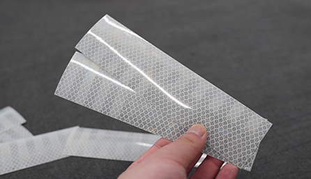 交通標(biāo)識反光膜怎么切割？